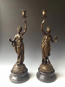 Thiếu nữ cầm chân nến DCAA 046