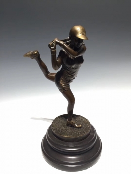 Tượng decor cô gái đánh bóng chày DCAA 050